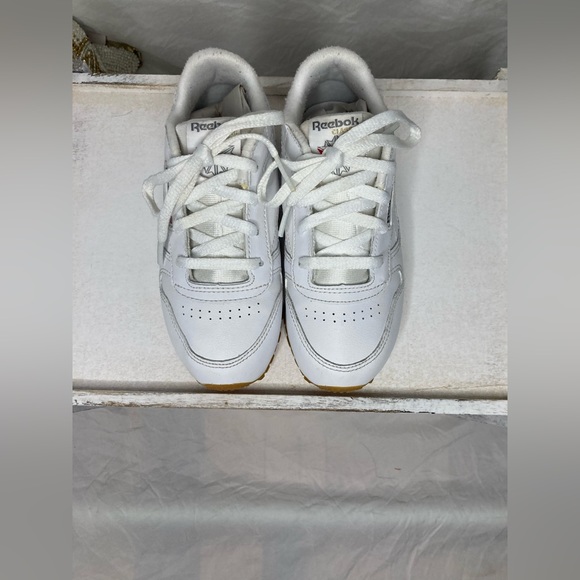 EUC. REEBOK Classic Leather Athletic Shoes, Little Kid’s, White / Gum, Size 10 - Picture 9 of 13